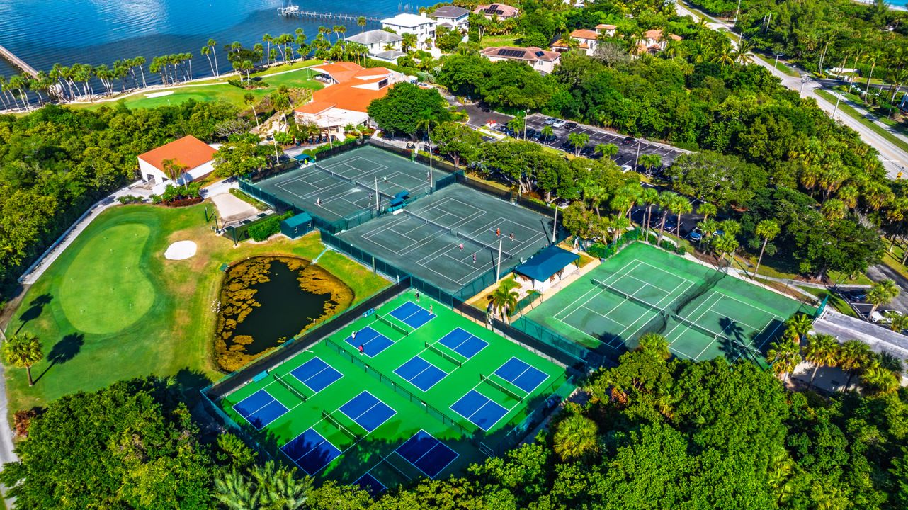 For Sale: $1,275,000 (3 beds, 2 baths, 2369 Square Feet)