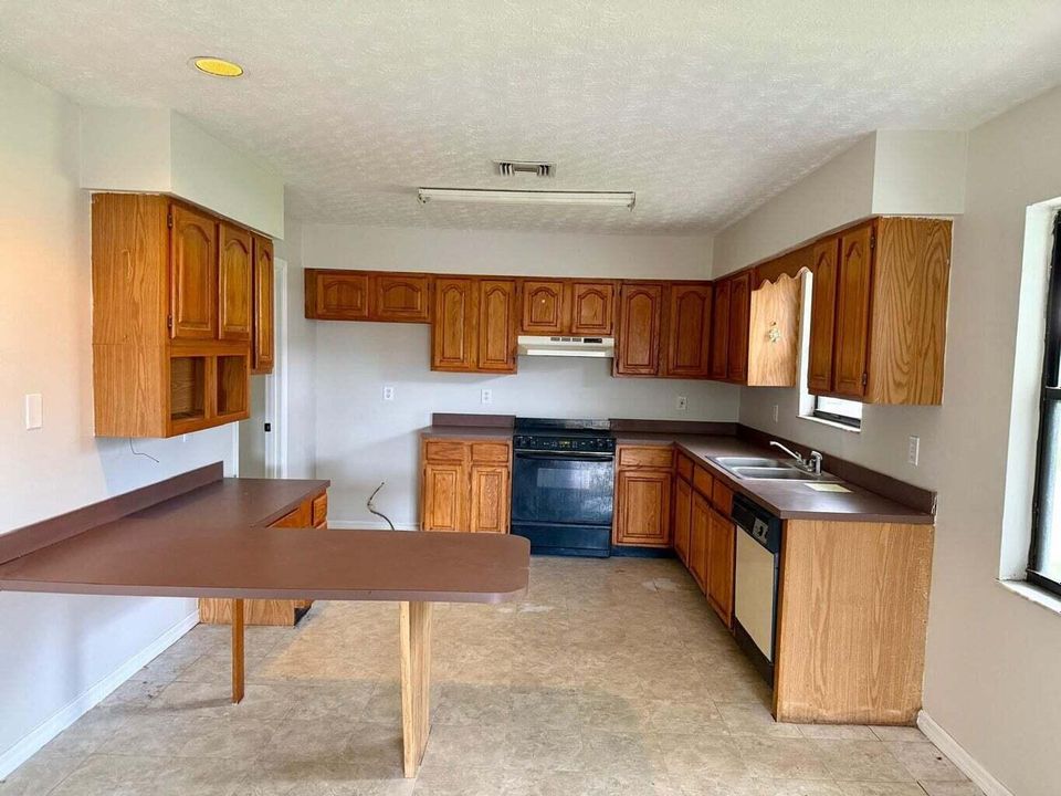 For Sale: $259,999 (3 beds, 2 baths, 1570 Square Feet)