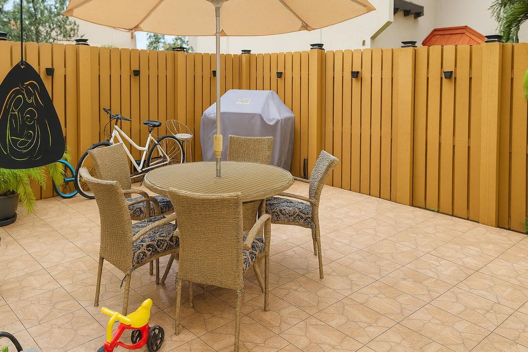 For Sale: $325,000 (2 beds, 2 baths, 1368 Square Feet)