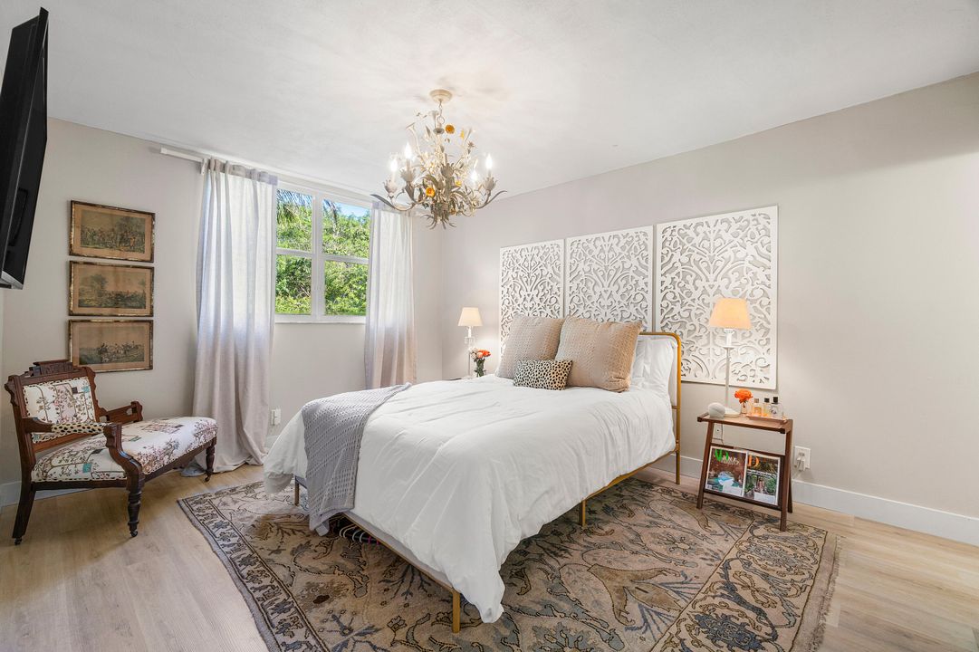 For Sale: $2,500 (1 beds, 1 baths, 964 Square Feet)