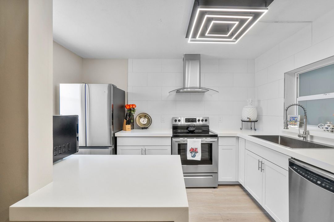 For Sale: $2,500 (1 beds, 1 baths, 964 Square Feet)