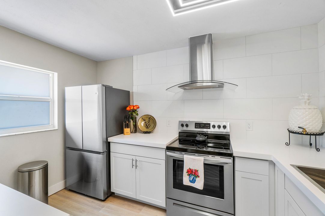 For Sale: $2,500 (1 beds, 1 baths, 964 Square Feet)