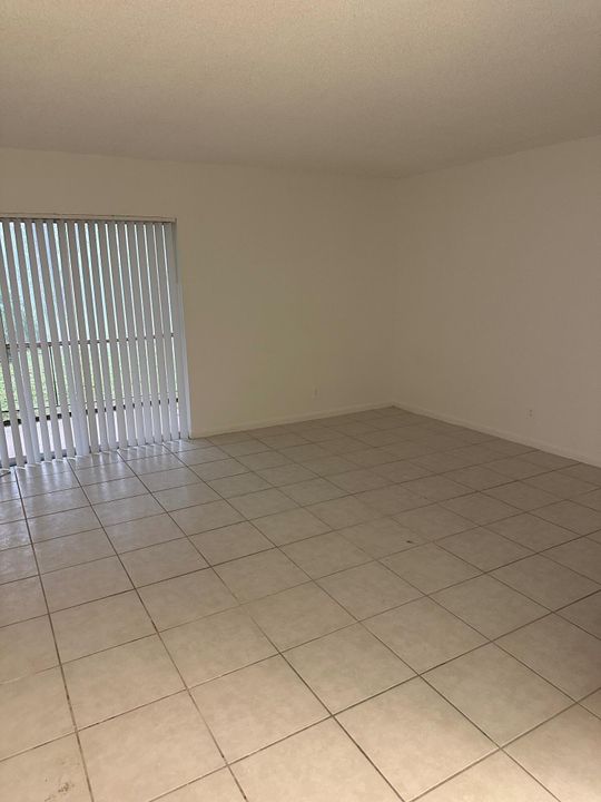 For Rent: $1,650 (1 beds, 1 baths, 635 Square Feet)