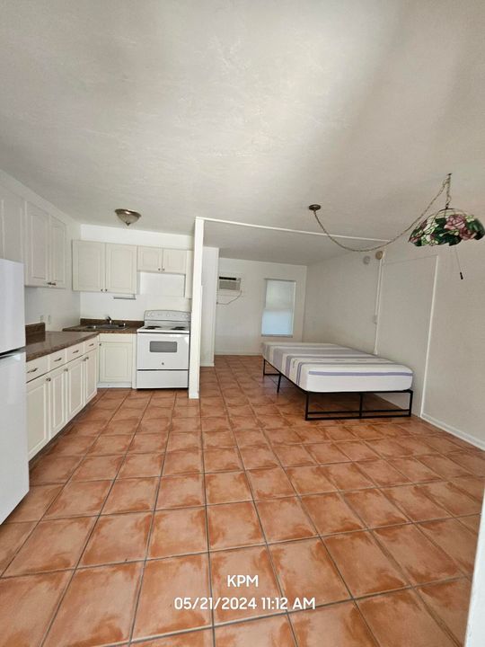 出租: $1,700 (0 贝兹, 1 浴室, 500 平方英尺)