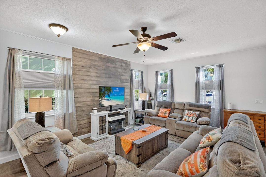 For Sale: $290,000 (3 beds, 2 baths, 1350 Square Feet)