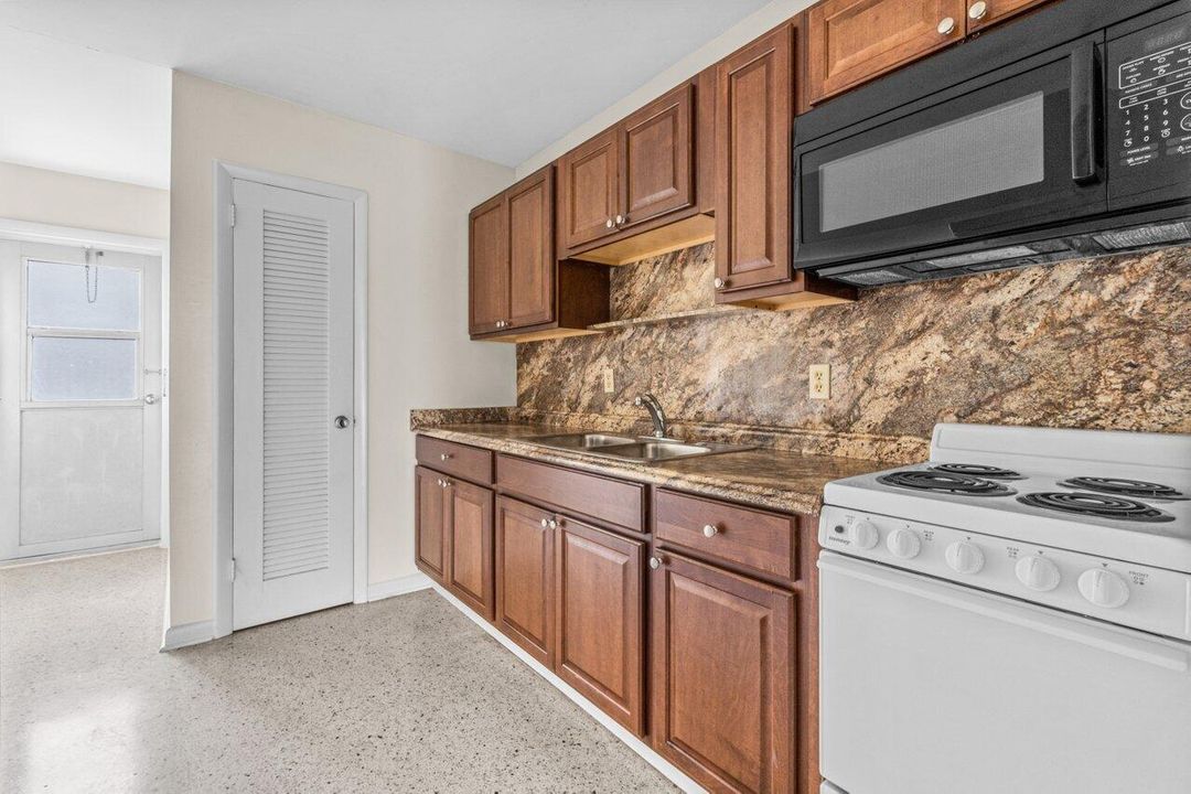 For Rent: $1,550 (1 beds, 1 baths, 5720 Square Feet)