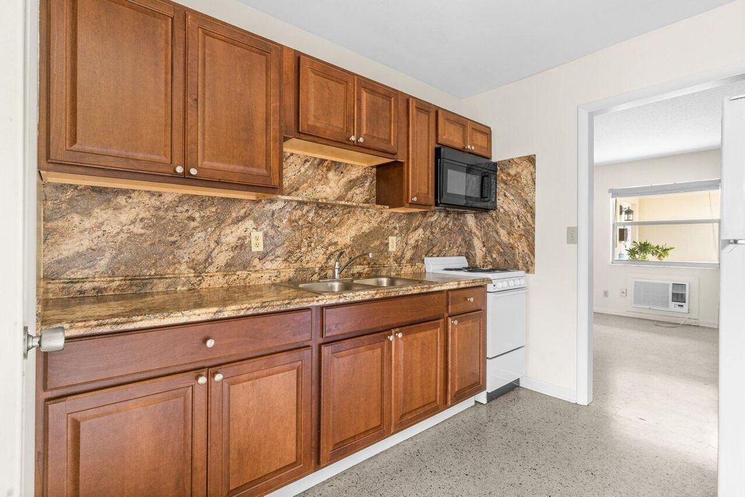 For Rent: $1,550 (1 beds, 1 baths, 5720 Square Feet)