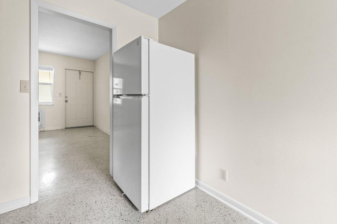 For Rent: $1,550 (1 beds, 1 baths, 5720 Square Feet)