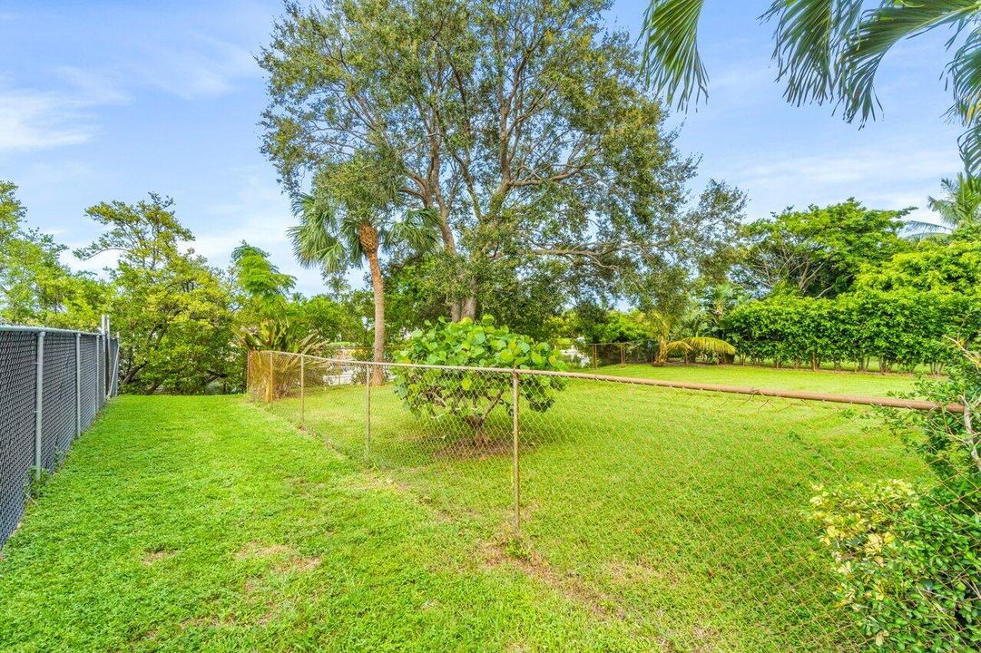 For Rent: $1,550 (1 beds, 1 baths, 5720 Square Feet)