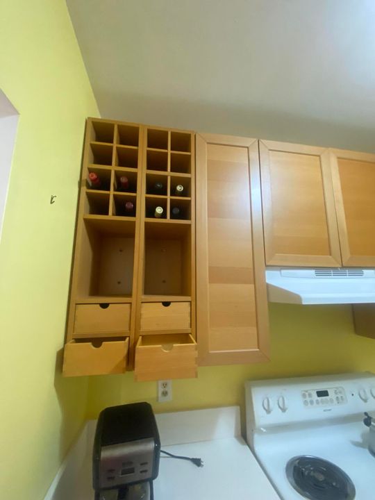 For Sale: $135,000 (1 beds, 1 baths, 614 Square Feet)