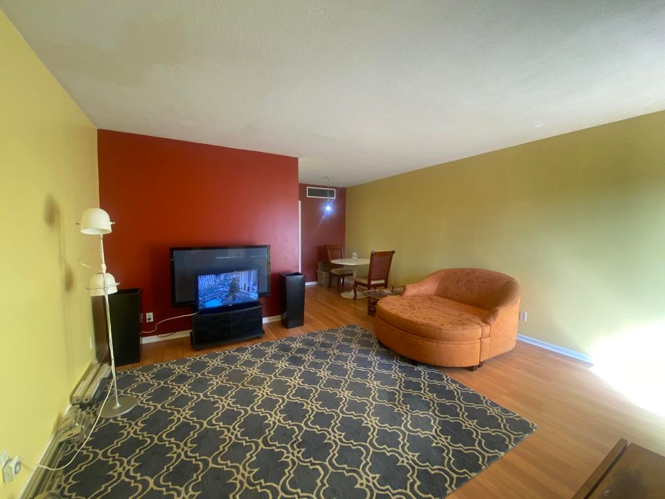 For Sale: $135,000 (1 beds, 1 baths, 614 Square Feet)