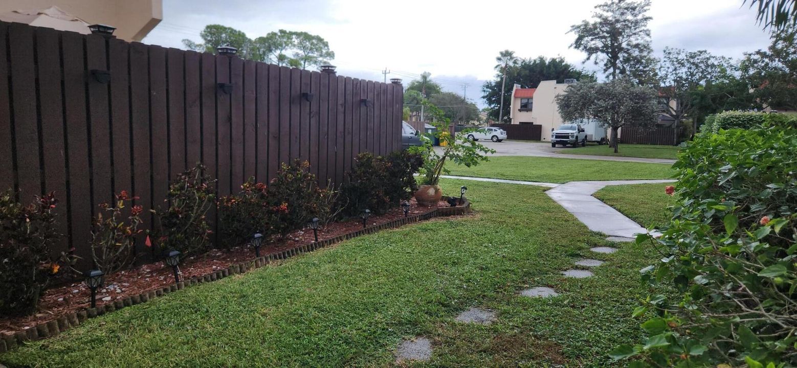 For Sale: $325,000 (2 beds, 2 baths, 1368 Square Feet)