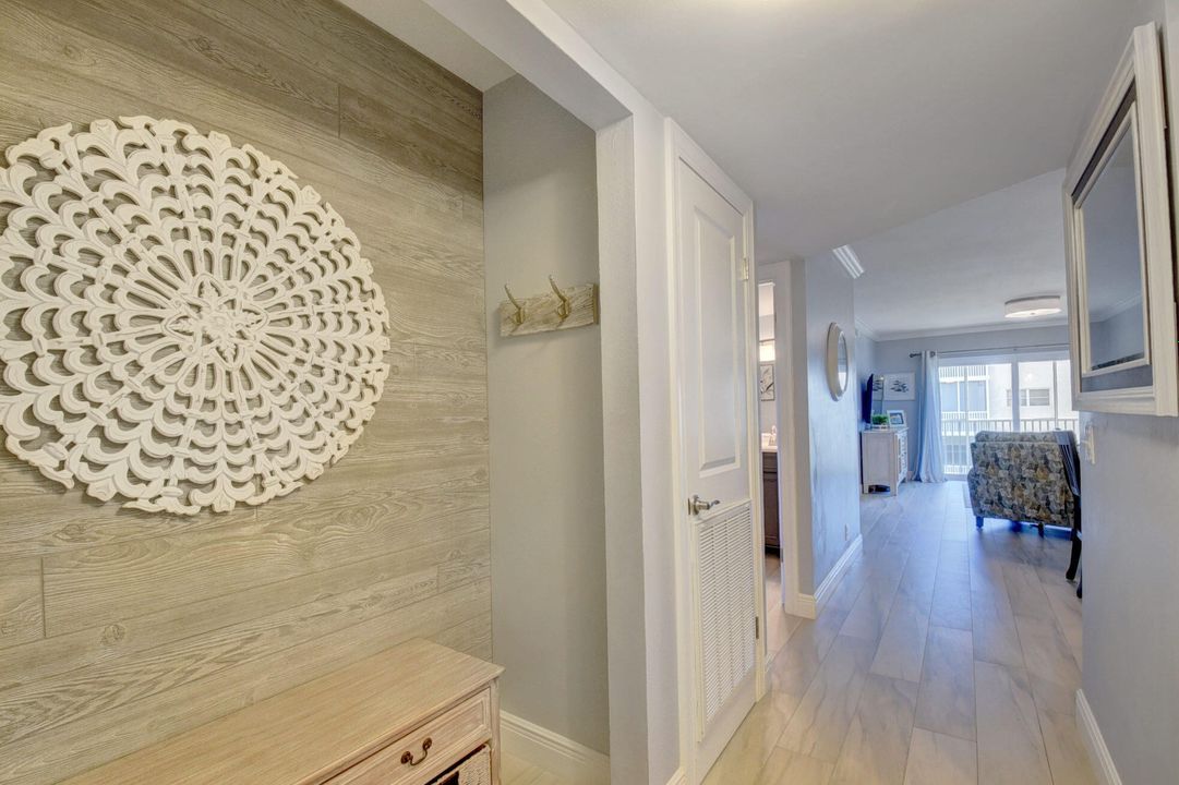 For Sale: $275,000 (2 beds, 2 baths, 948 Square Feet)