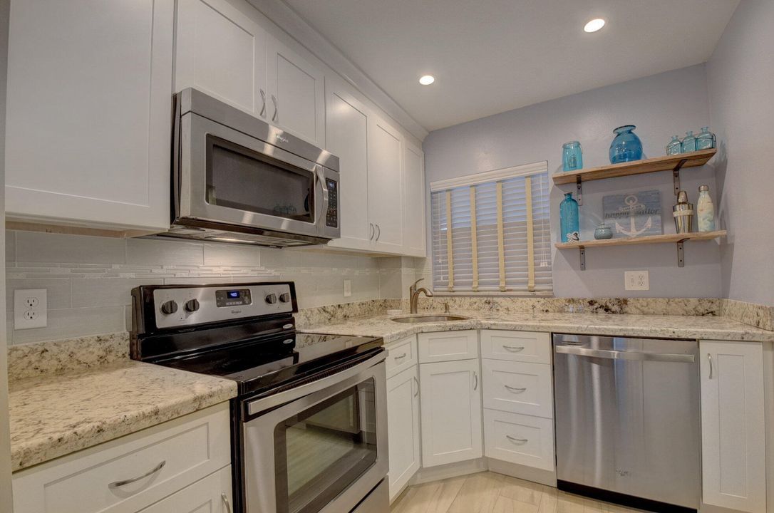 For Sale: $275,000 (2 beds, 2 baths, 948 Square Feet)