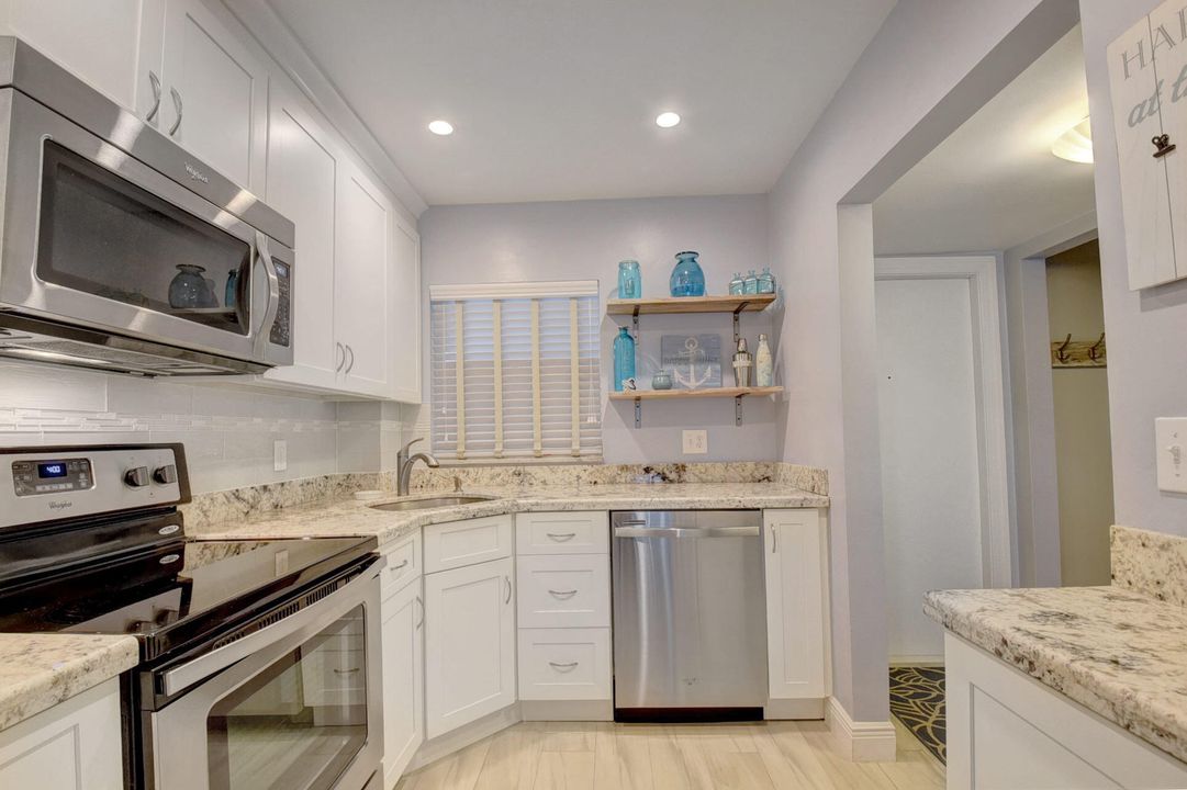 For Sale: $275,000 (2 beds, 2 baths, 948 Square Feet)