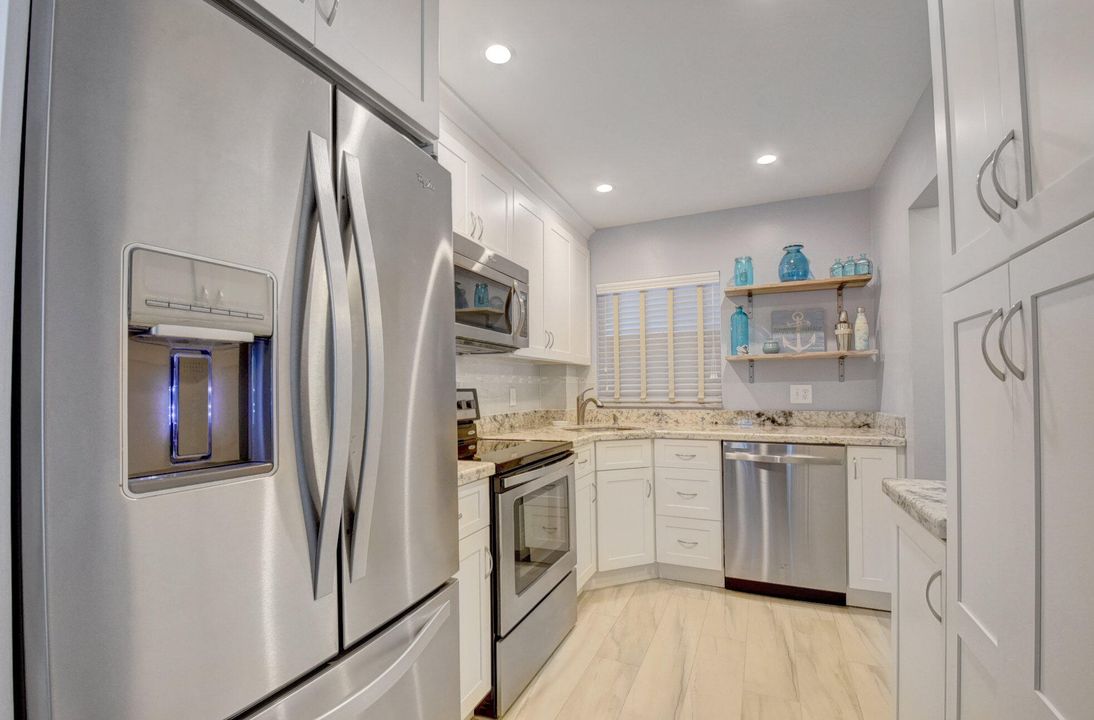 For Sale: $275,000 (2 beds, 2 baths, 948 Square Feet)