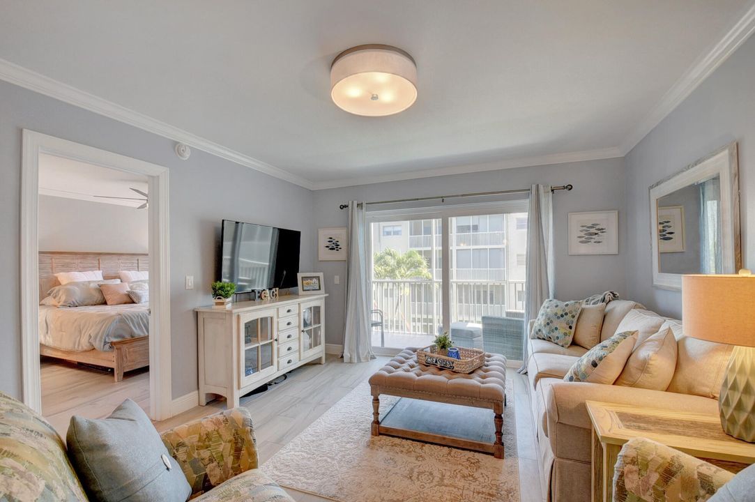 For Sale: $275,000 (2 beds, 2 baths, 948 Square Feet)