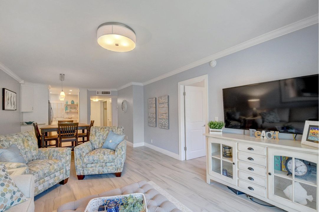 For Sale: $275,000 (2 beds, 2 baths, 948 Square Feet)