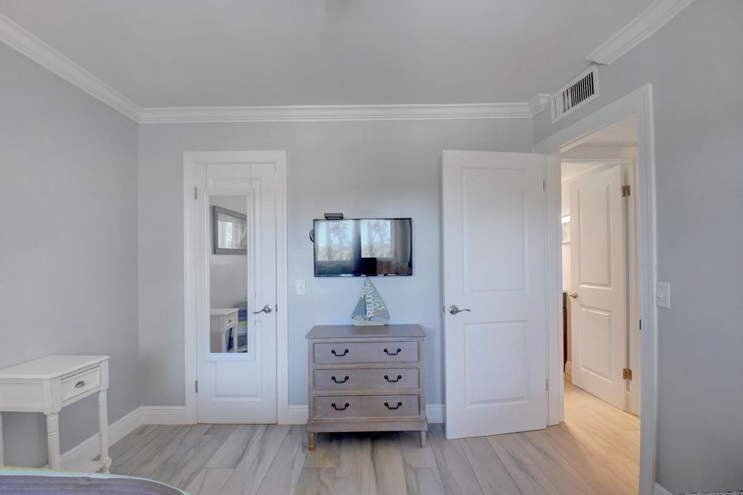 For Sale: $275,000 (2 beds, 2 baths, 948 Square Feet)