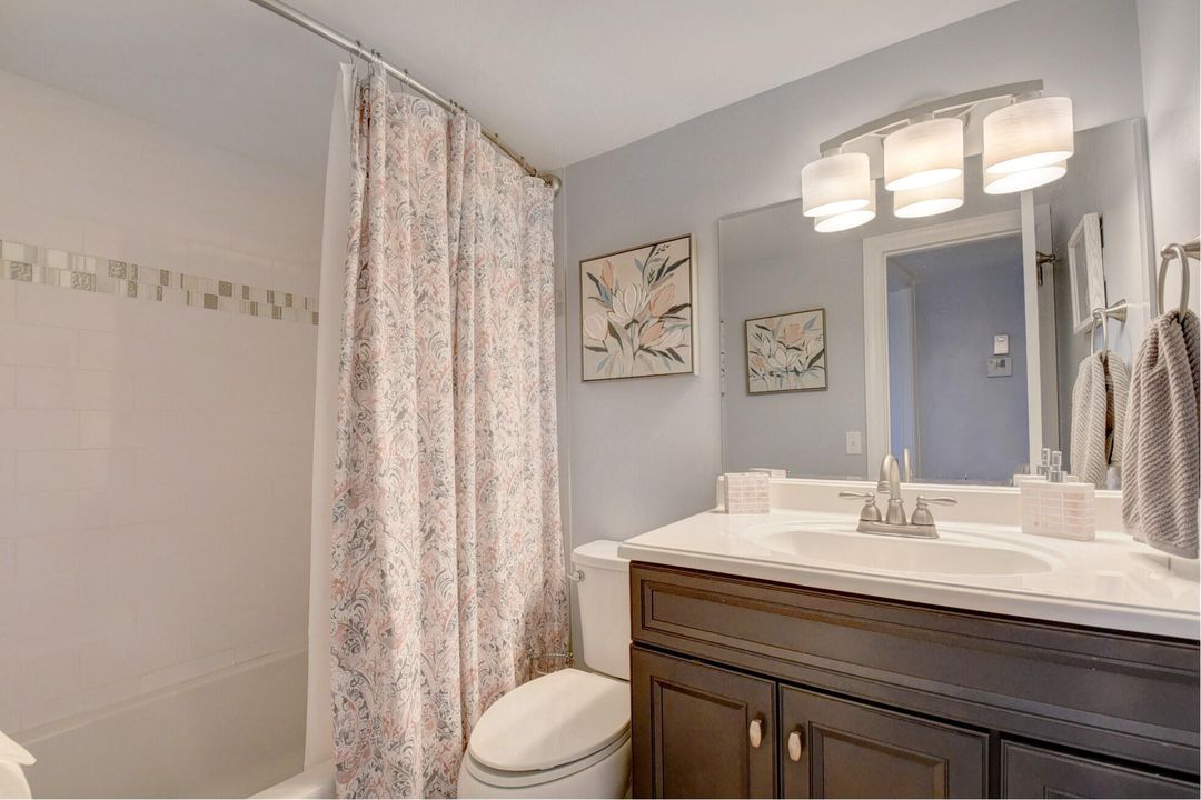 For Sale: $275,000 (2 beds, 2 baths, 948 Square Feet)