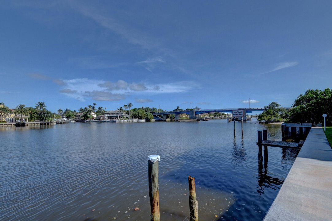 For Sale: $275,000 (2 beds, 2 baths, 948 Square Feet)