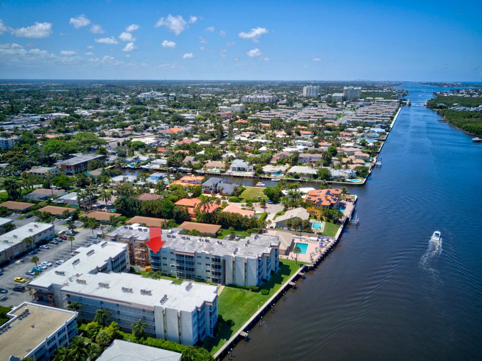 For Sale: $275,000 (2 beds, 2 baths, 948 Square Feet)