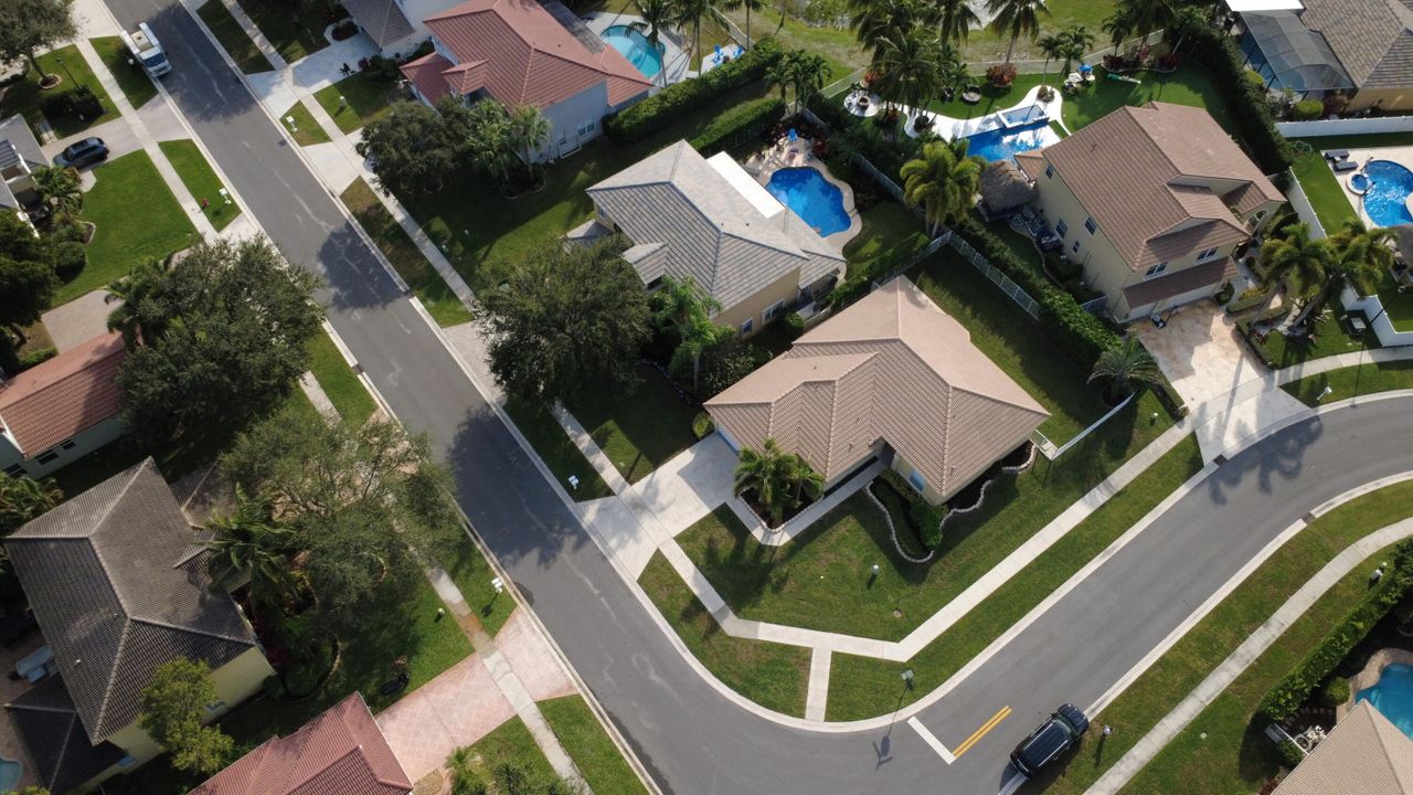 For Sale: $575,000 (4 beds, 2 baths, 1942 Square Feet)