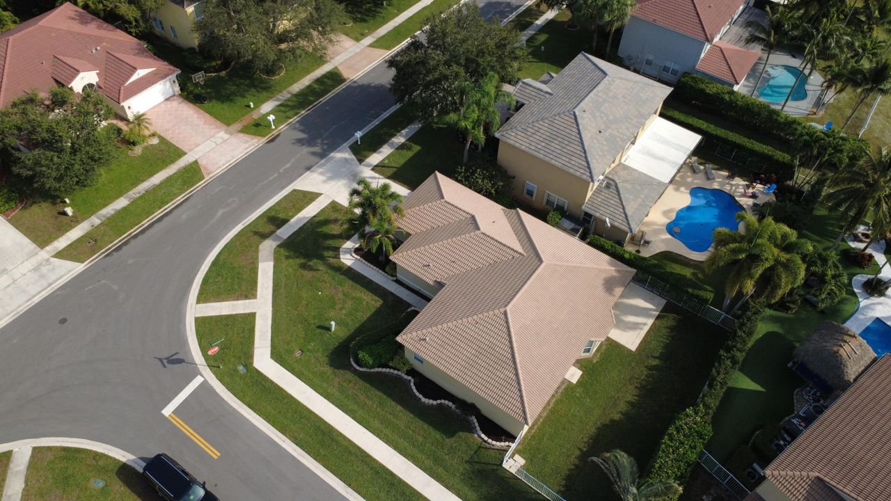 For Sale: $575,000 (4 beds, 2 baths, 1942 Square Feet)