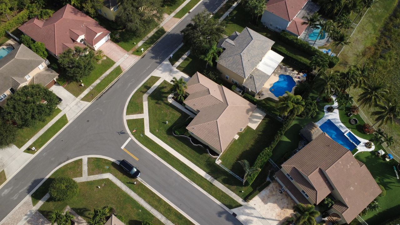 For Sale: $575,000 (4 beds, 2 baths, 1942 Square Feet)