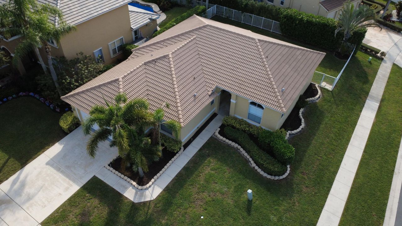 For Sale: $575,000 (4 beds, 2 baths, 1942 Square Feet)