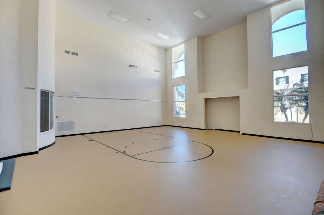 For Rent: $1,950 (1 beds, 1 baths, 744 Square Feet)