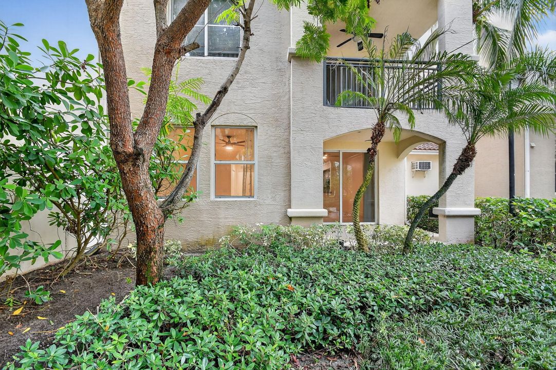 For Rent: $1,950 (1 beds, 1 baths, 744 Square Feet)