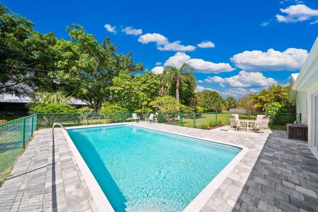 For Rent: $6,800 (3 beds, 2 baths, 1376 Square Feet)