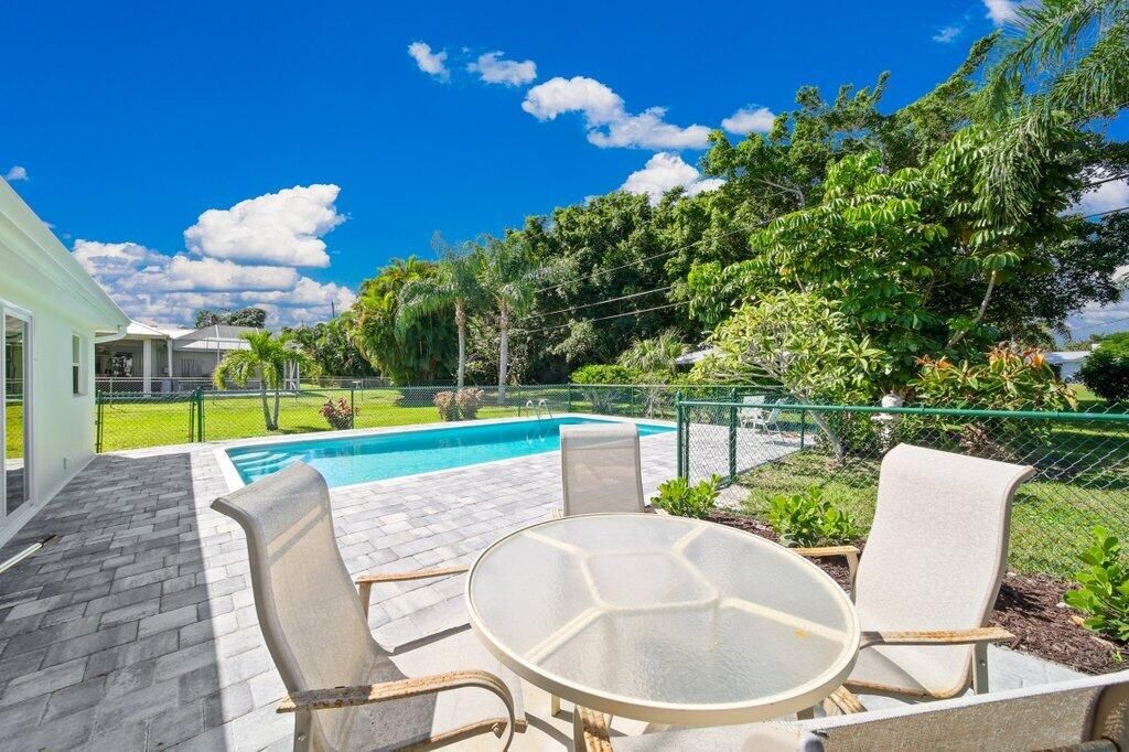 For Rent: $6,800 (3 beds, 2 baths, 1376 Square Feet)