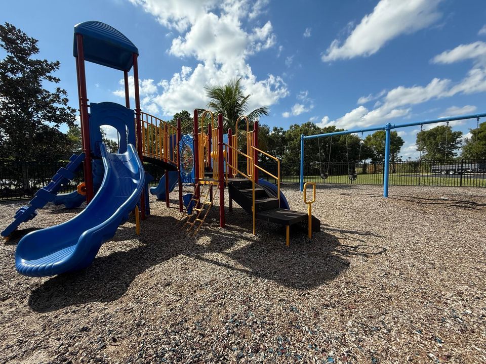 待售: $435,000 (4 贝兹, 2 浴室, 2731 平方英尺)