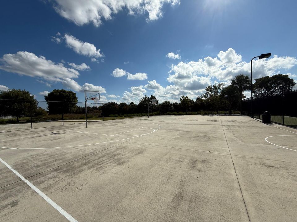 待售: $435,000 (4 贝兹, 2 浴室, 2731 平方英尺)