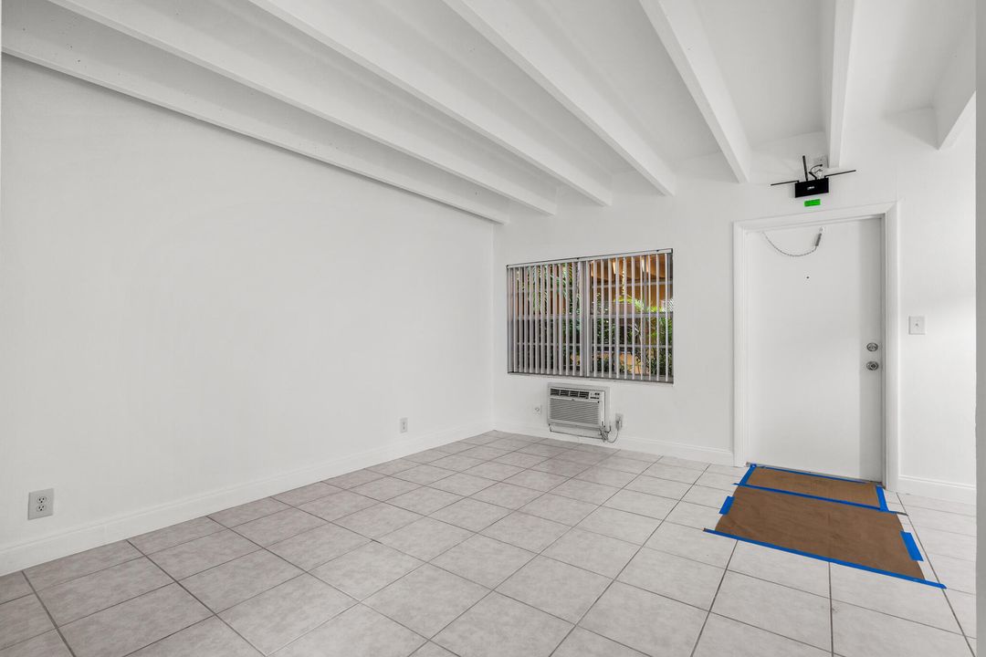 For Rent: $1,695 (1 beds, 1 baths, 725 Square Feet)