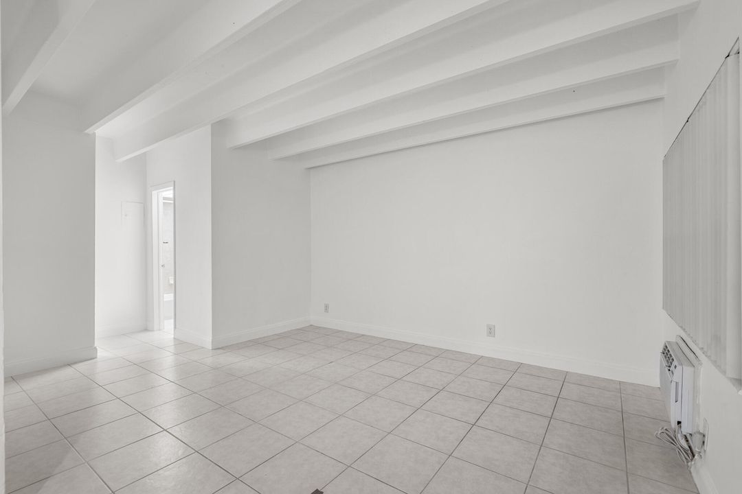 For Rent: $1,695 (1 beds, 1 baths, 725 Square Feet)