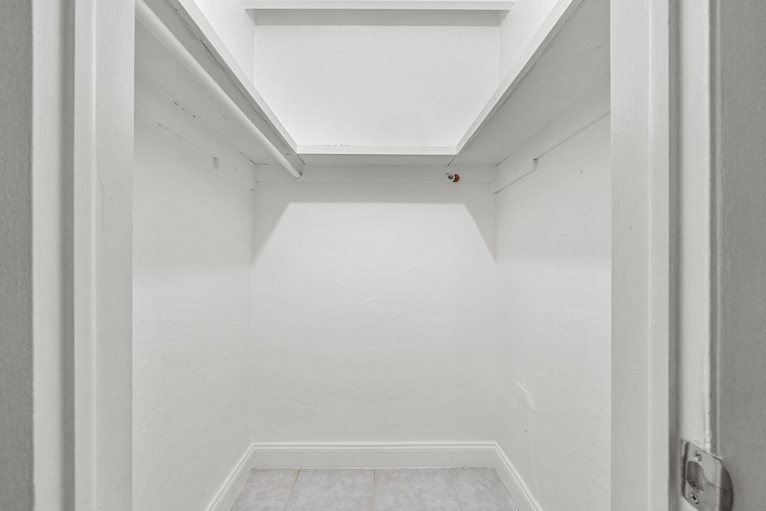 For Rent: $1,695 (1 beds, 1 baths, 725 Square Feet)