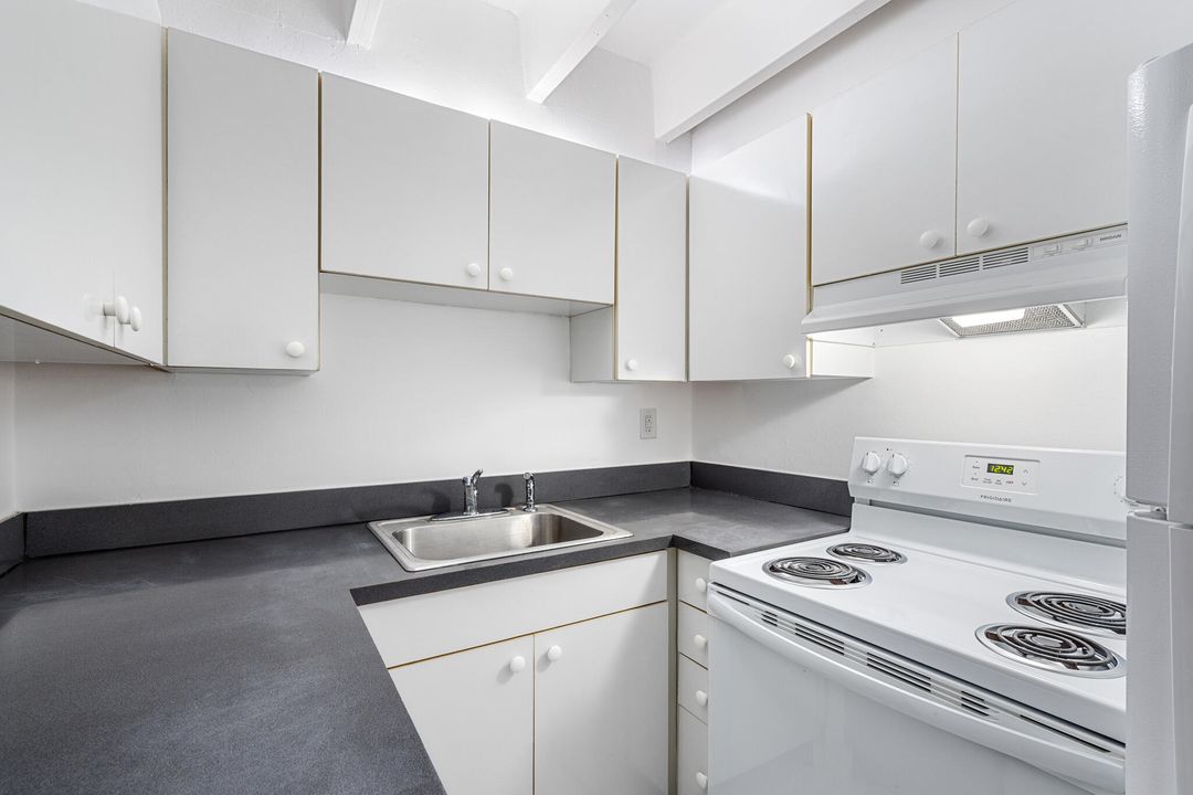 For Rent: $1,695 (1 beds, 1 baths, 725 Square Feet)