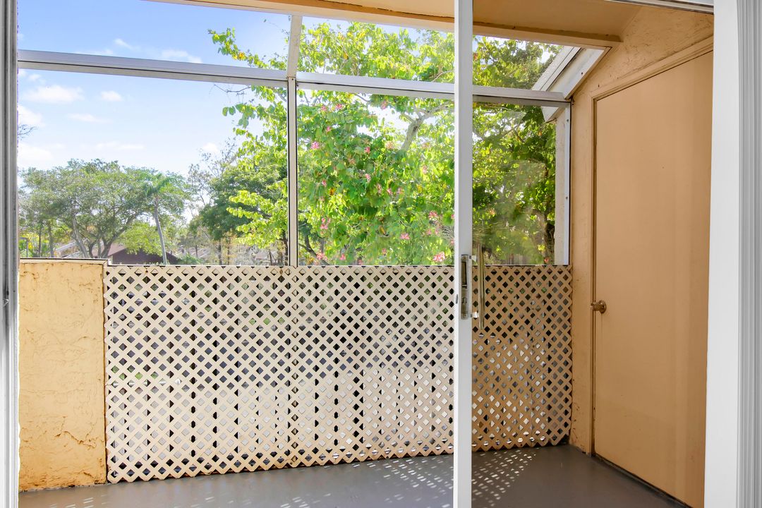 For Sale: $259,000 (3 beds, 2 baths, 974 Square Feet)