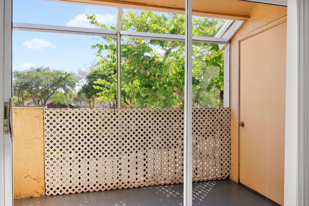 For Sale: $259,000 (3 beds, 2 baths, 974 Square Feet)