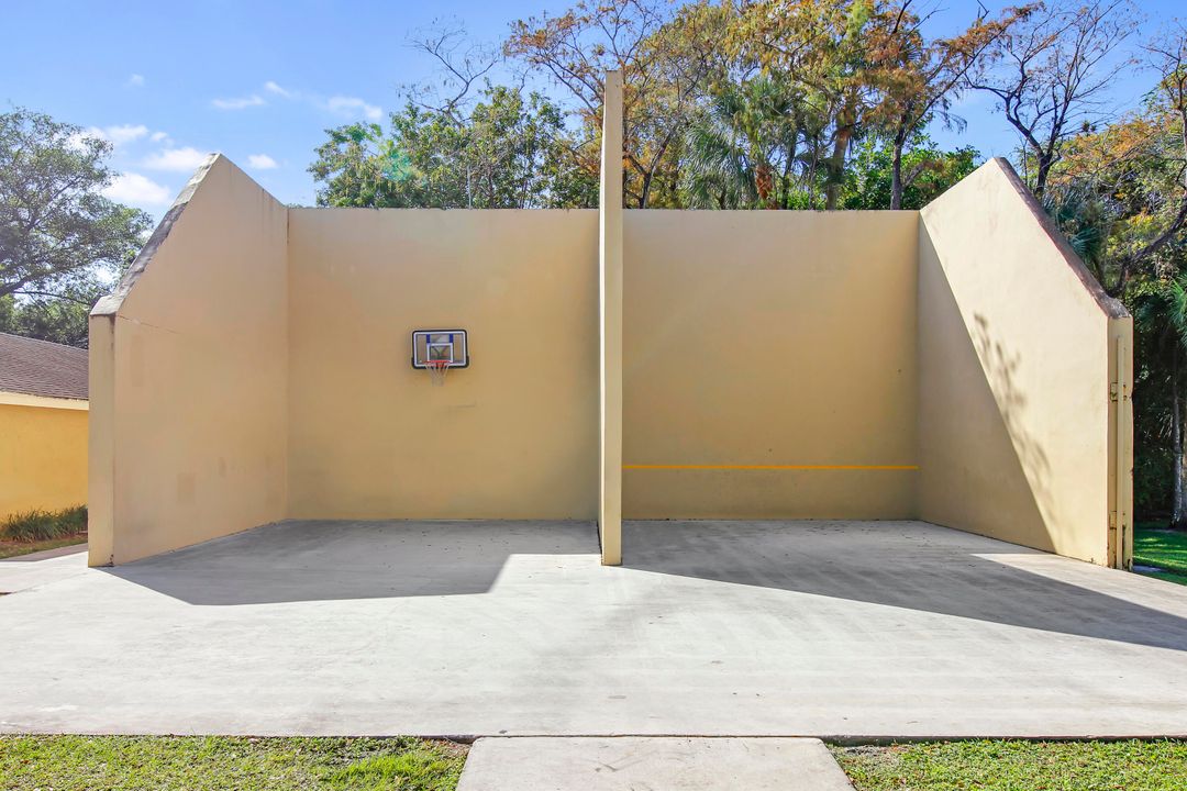 For Sale: $259,000 (3 beds, 2 baths, 974 Square Feet)
