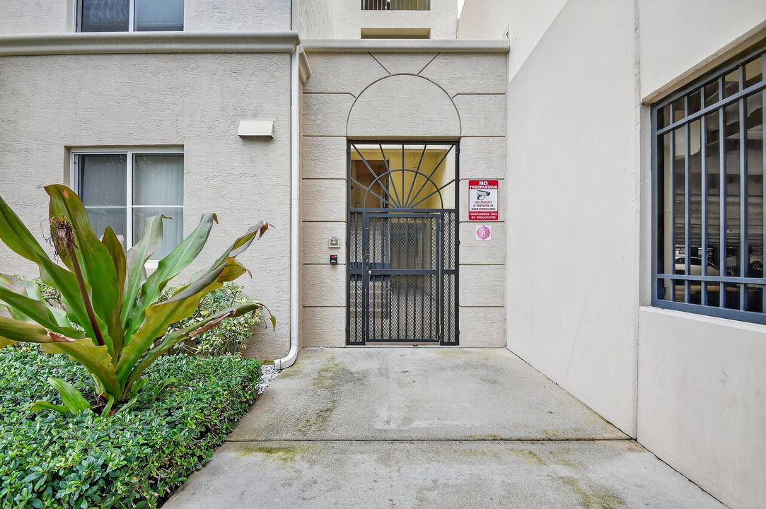 For Rent: $1,950 (1 beds, 1 baths, 744 Square Feet)