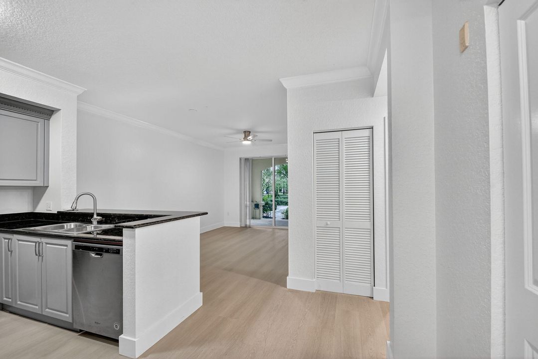 For Rent: $1,950 (1 beds, 1 baths, 744 Square Feet)