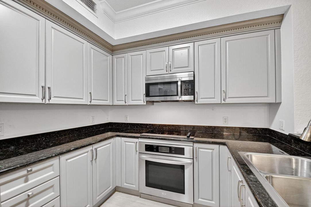 For Rent: $1,950 (1 beds, 1 baths, 744 Square Feet)