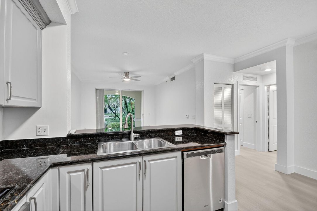 For Rent: $1,950 (1 beds, 1 baths, 744 Square Feet)