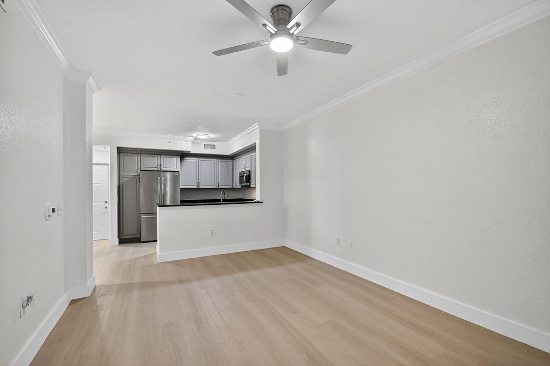 For Rent: $1,950 (1 beds, 1 baths, 744 Square Feet)