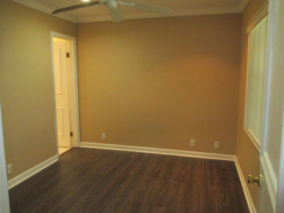 出租: $1,700 (2 贝兹, 2 浴室, 905 平方英尺)