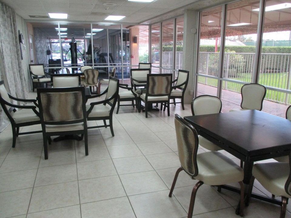 出租: $1,700 (2 贝兹, 2 浴室, 905 平方英尺)